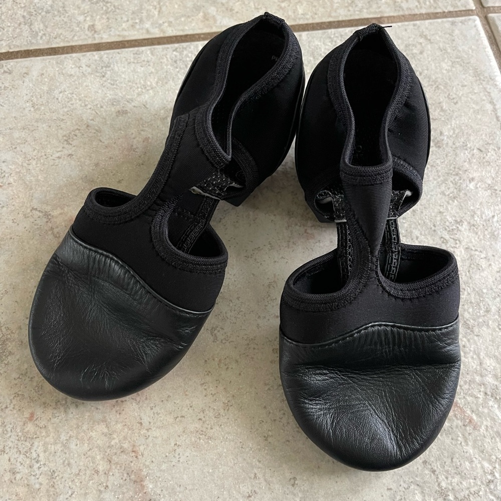 NWOB Capezio pedini femme black leather youth 5.5M